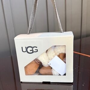 🔥 UGG Lassen Genuine Shearling Shoes – Chestnut (Size 0/1) – NEW IN BOX